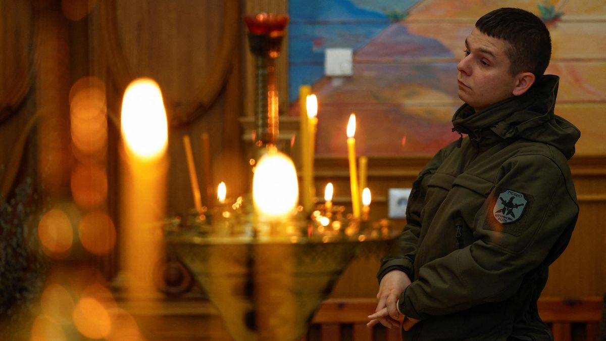 Zelenskyj: Ukrajinci poklekají jen k modlitbě